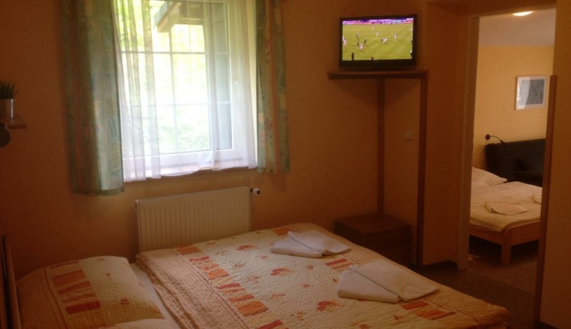 Pension Monika + Apartments Špindlerův Mlýn - Monika depandence - dvojlůžkový pokoj s vlastní externí koupelnou+WC, S BUFETOVOU SNÍDANÍ, s kuchyňkou/na zahradě 30m vedle pensionu/